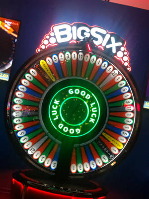 一個發光的賭場輪盤，帶有「BIG SIX」和「GOOD LUCK」文字。