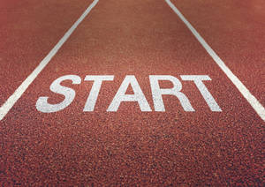 紅色跑道，白色 START 線標示比賽起點。