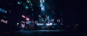 夜晚空無一人、充滿霓虹燈的賽博朋克街道，有發光的招牌和濕漉漉的人行道。