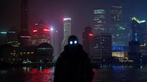 一個人的剪影，眼睛發光，背景是夜晚充滿活力的城市天際線。