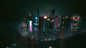夜晚的未來城市，帶有發光的霓虹燈標誌和雨水濕滑的街道。 — 貓頭鷹之家 壁紙
