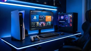 遊戲設置，配備 PlayStation 5 主機、PC 塔和顯示器，在藍色 LED 燈光下