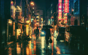 夜晚在潮濕的霓虹燈照亮東京小巷中撐傘行走的人。