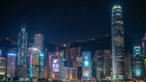 香港天際線夜景，明亮的燈光和星星在天空中清晰可見。