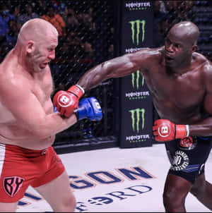 兩名MMA鬥士在籠中進行高強度比賽。 — 動漫打鬥 壁紙