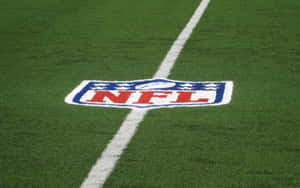 綠色足球場上的NFL標誌，帶有白色碼線。