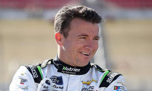 NASCAR車手穿著賽車服在日間賽事中戶外微笑。 — 微笑 壁紙