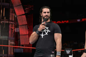 WWE摔角手Seth Rollins在摔角擂台上對著麥克風說話。