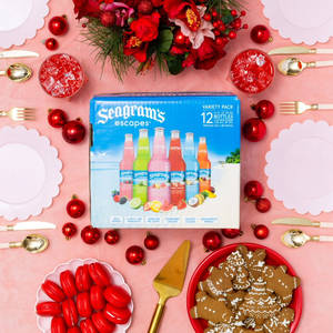 節日餐桌，配有紅色裝飾品、薑餅曲奇和 Seagram's Escapes 飲品。 — 電腦 GIF 壁紙
