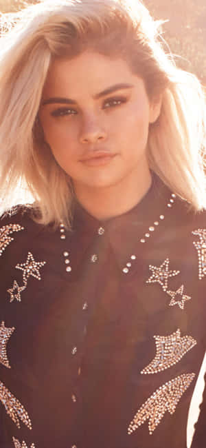 金髮女子身穿星星裝飾襯衫，沐浴在金色夕陽光下