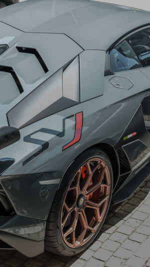 灰色林寶堅尼跑車配青銅輪圈停泊在鵝卵石街道上。 — 賽車 壁紙