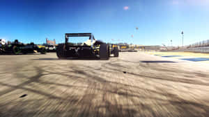 賽車在賽道上奔馳，背後有太陽 — Grid Autosport 壁紙