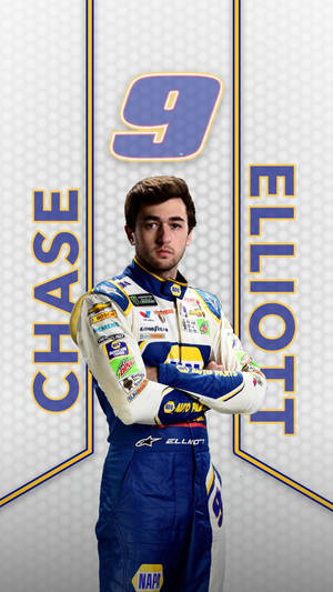 賽車手 Chase Elliott 全副武裝，雙臂交叉。