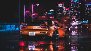 金色跑車停在夜間濕滑的城市街道上，反射霓虹燈光。