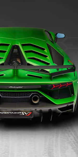 綠色林寶堅尼Aventador SV7車尾，配有紅色尾燈同碳纖維細節。 — 18:9 壁紙