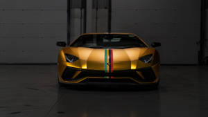 金色林寶堅尼Aventador在黑暗車庫中帶有賽車條紋。 — 蘭博基尼 壁紙