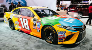 色彩繽紛的M&M's NASCAR賽車18號在汽車展上展示