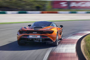 橙色McLaren 720S在日落時分於賽道彎角高速行駛。 — 4K 法拉利 壁紙