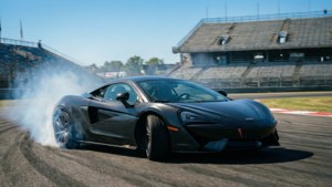 黑色McLaren跑車在賽道上飄移冒煙