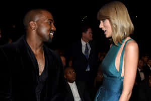 Kanye West 和 Taylor Swift 在黑暗的活動環境中互相微笑。