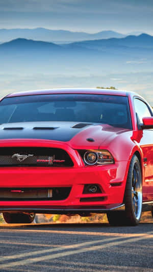 日落時分，紅色福特野馬Shelby GT500停泊在山路上。