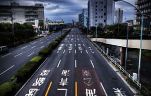 多雲天空下，帶有日本道路標記的空蕩城市高速公路。