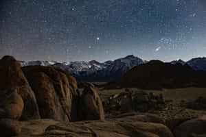積雪的山脈和沙漠岩石上的星空之夜 — 美景 壁紙