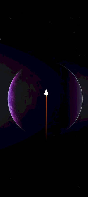在星空太空場景中，一把發光的長矛矗立在兩個紫色月亮之間。