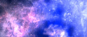充滿活力的宇宙星雲，帶有藍色和粉紅色的雲層以及閃爍的星星。