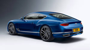藍色賓利 Continental GT 跑車在攝影棚燈光下