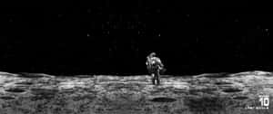 太空人在星空下的月球表面 — 月色夜空 壁紙