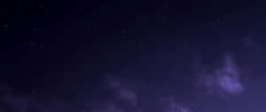 帶有星星和發光雲彩的紫色夜空