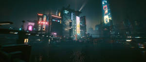 未來城市夜景，有發光的霓虹燈招牌和濕潤反光的街道。