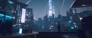 人站在屋頂上俯瞰夜晚發光的未來城市