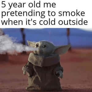 穿著長袍的小孩在寒冷天氣下在戶外呼出煙霧。