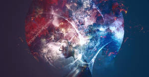 一個女人的剪影，頭部內有旋轉的宇宙星雲和閃電。 — 抽象藝術 壁紙