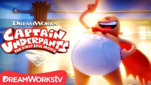 Captain Underpants 穿著他標誌性的內褲和披風，拿著掃帚和電影標題站在浴室裡。