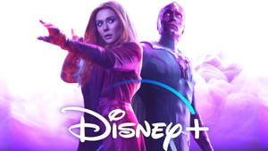 緋紅女巫和幻視以超級英雄姿勢站立，帶有Disney+標誌