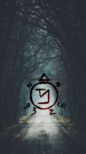 夜晚在裸露樹木下的森林小徑上繪製的紅色神秘符號。 — 超自然 GIF 壁紙