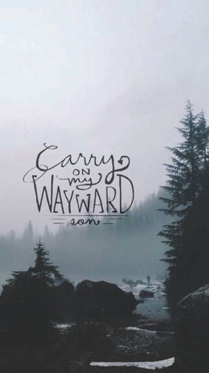 霧氣瀰漫的森林河流，松樹和手寫文字 Carry on my wayward son。