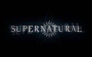 Supernatural 標誌，帶有在黑色背景上閃爍銀光的五角星符號。