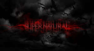 喺暴風雨天空中，被蝙蝠包圍嘅紅色發光文字「supernatural」。
