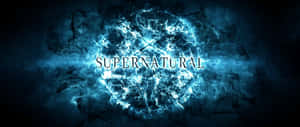 在黑暗中，發光的藍色 supernatural 文字被噼啪作響的能量包圍。