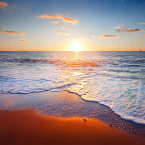 夕陽下的海洋，海浪拍打沙灘