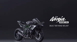 黑色 Kawasaki Ninja H2R 運動電單車，帶有綠色點綴，置於深色背景上。