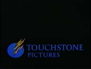 深色背景上帶有藍色文字和圓形徽章的 Touchstone Pictures 標誌。