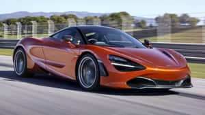 橙色McLaren 720S在賽道上疾馳，背景模糊。