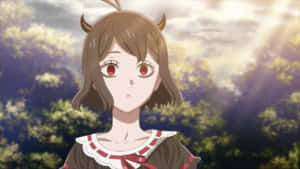 有角和紅眼睛的動漫女孩站在陽光普照的森林中。