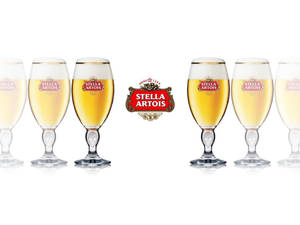 六個 Stella Artois 啤酒杯裝有金色液體和泡沫，排列在品牌標誌周圍。