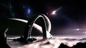 未來風格的拱門從外星世界的雲層中升起，下方是星空和彗星。